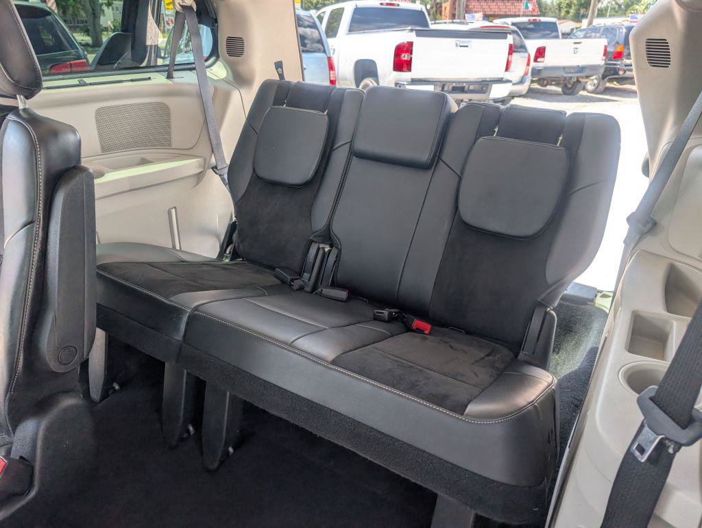 Used 2014 Chrysler Town & Country Touring-L FWD image 11