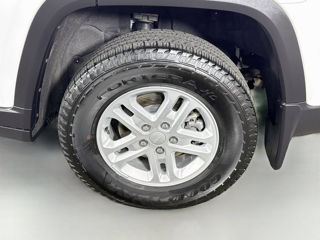 Used 2025 Jeep Grand Cherokee Laredo w/ MOPAR Finishing Package AWD/4WD image 32