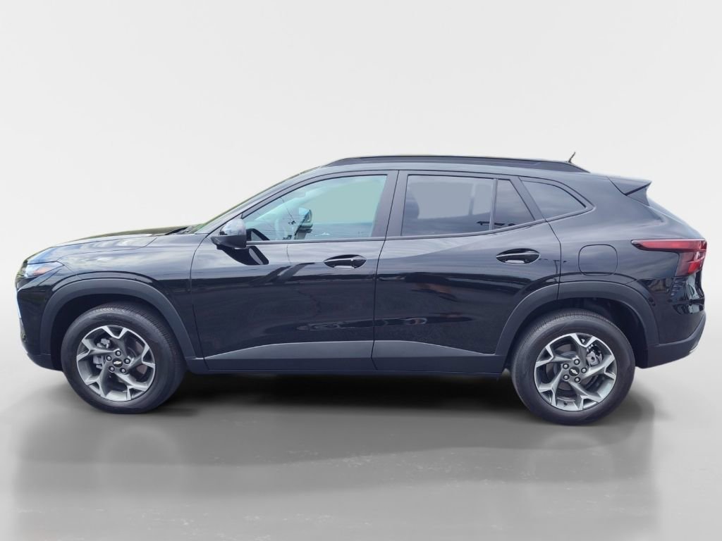 Used 2024 Chevrolet Trax LT w/ Sunroof Package image 2