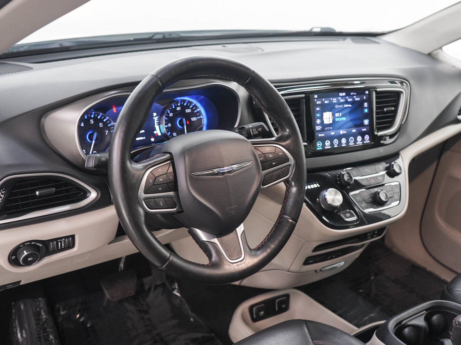 Used 2020 Chrysler Pacifica Touring-L Plus FWD image 25