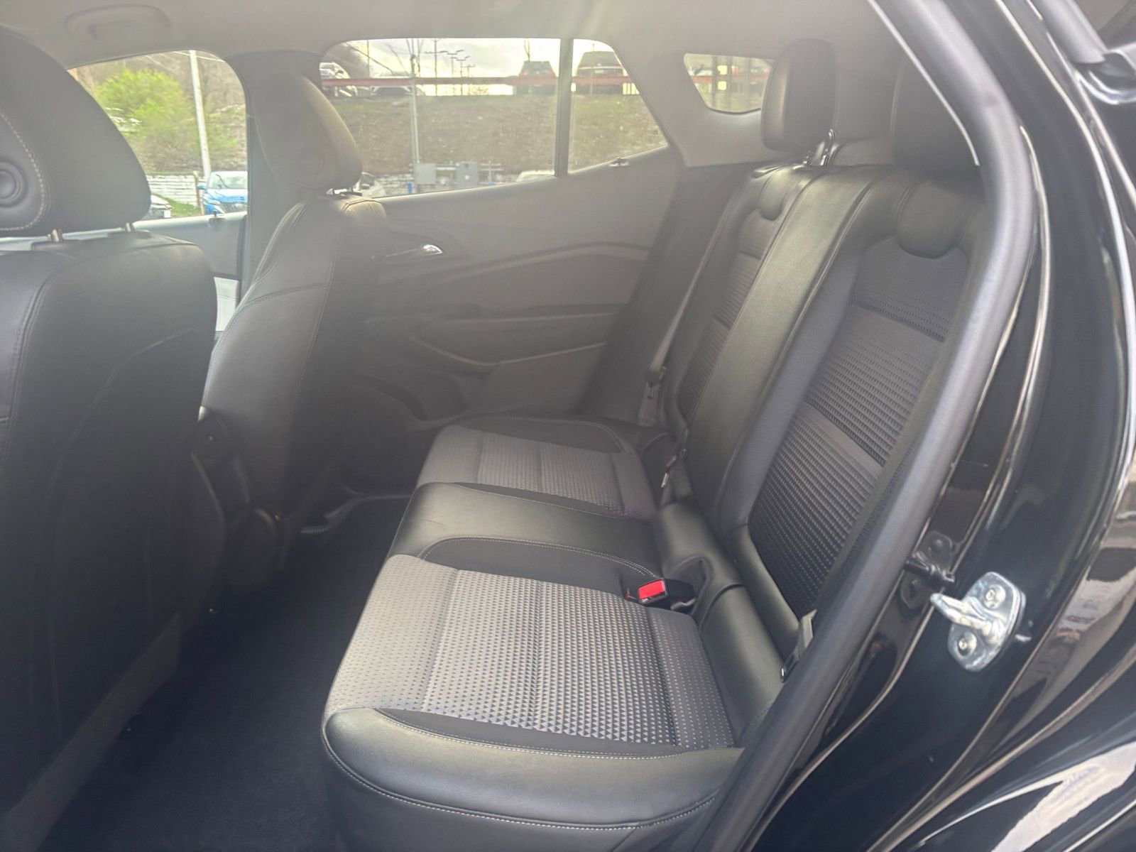 Used 2025 Chevrolet Trax LT FWD image 37