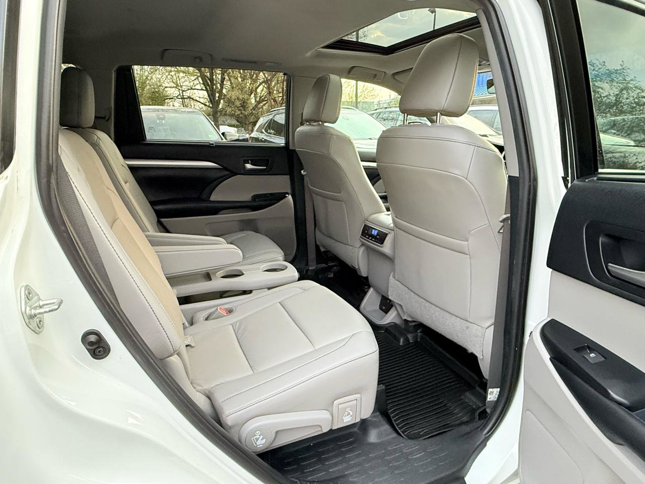 Used 2019 Toyota Highlander XLE AWD/4WD image 17
