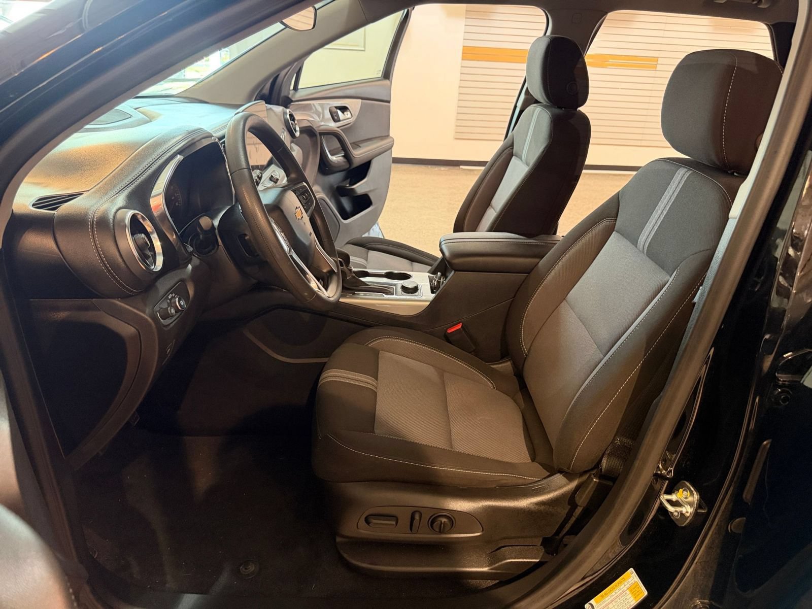 Used 2025 Chevrolet Blazer LT FWD image 27