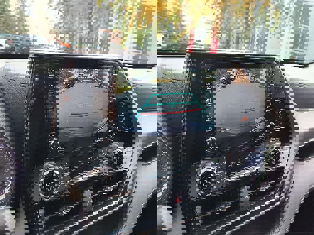 Used 2022 Toyota Highlander LE image 17