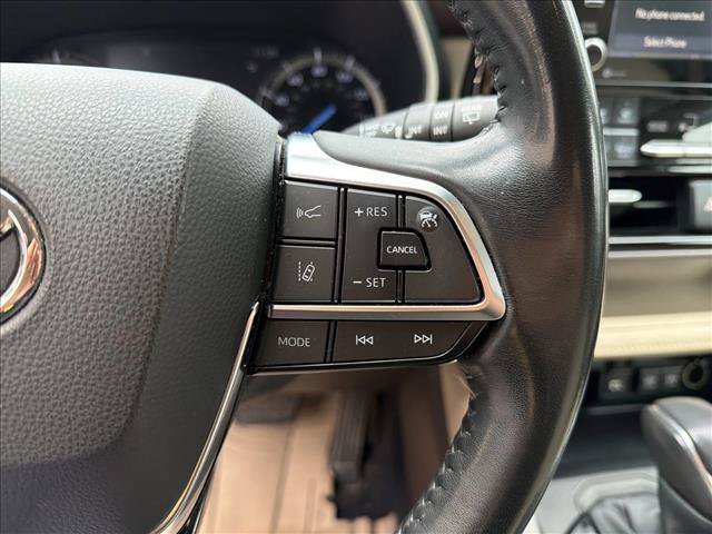 Used 2020 Toyota Highlander XLE AWD/4WD image 16