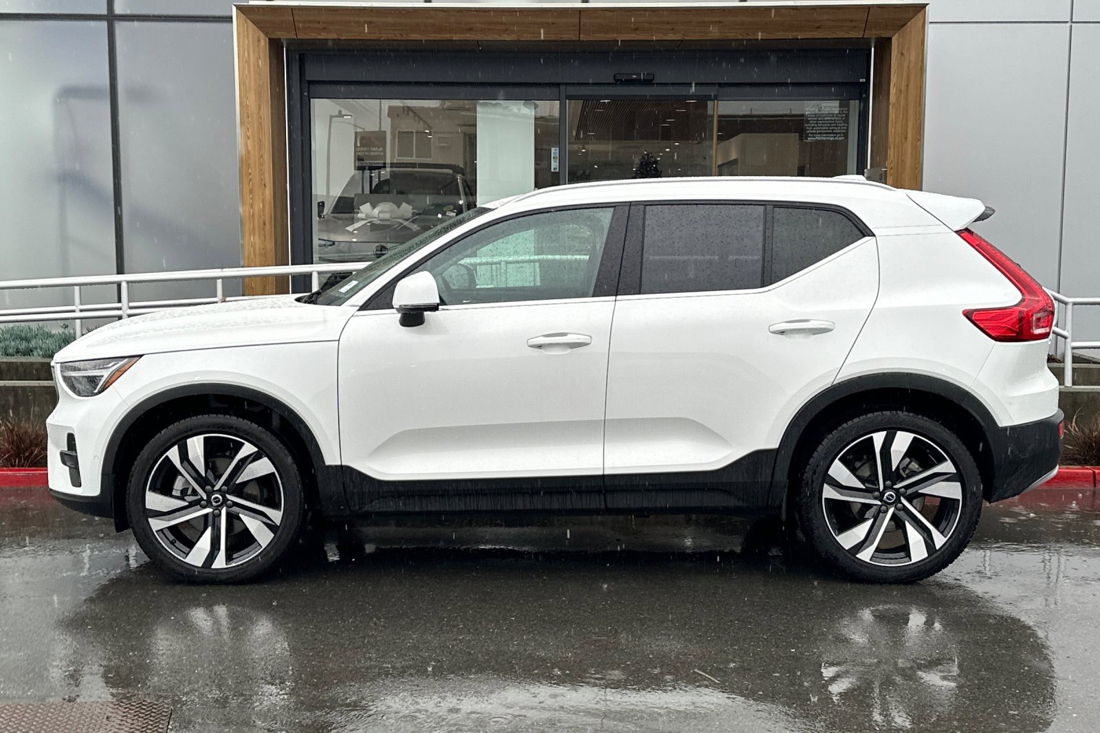 Used 2023 Volvo XC40 B5 Ultimate w/ Protection Package Premier image 5