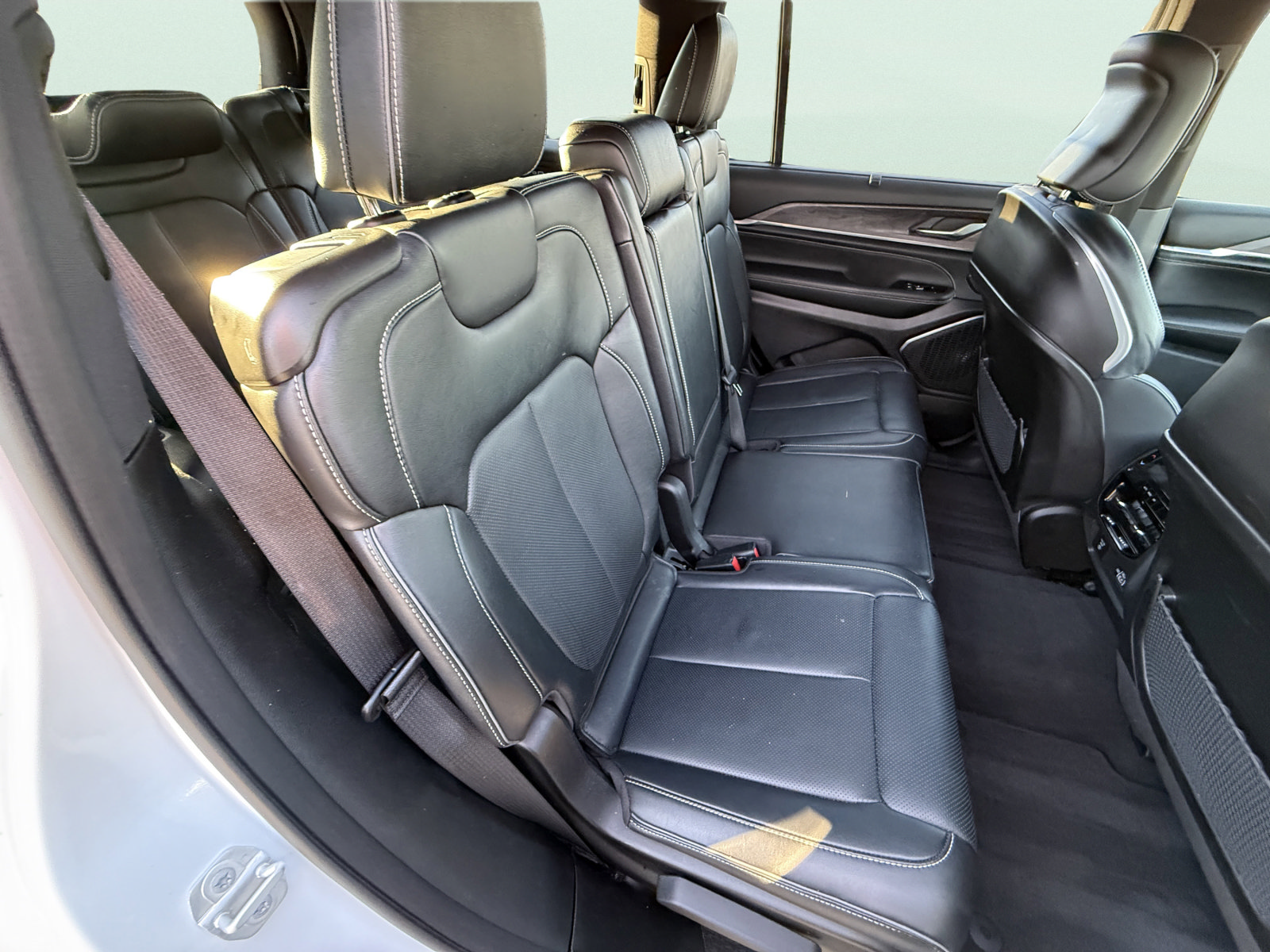 Used 2025 Jeep Grand Cherokee L Overland w/ Advanced Protech Group III AWD/4WD image 18