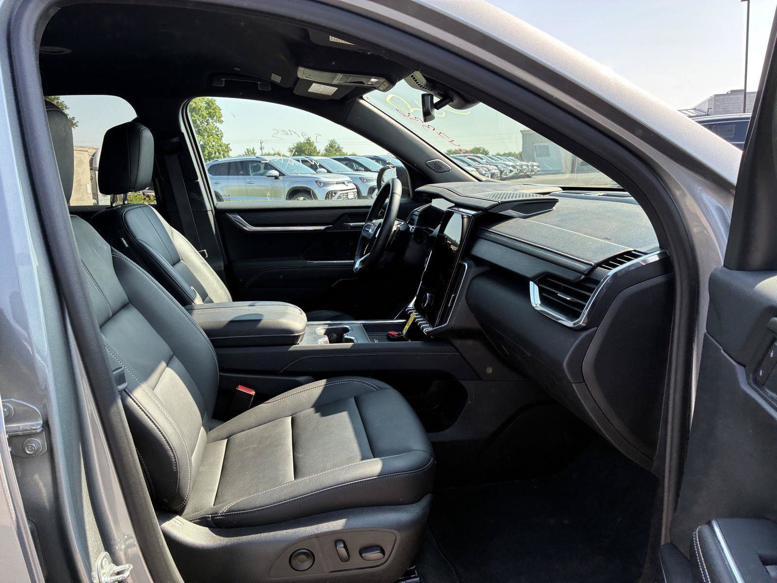 Used 2025 GMC Acadia Elevation w/ Elevation Premium Package AWD/4WD image 21