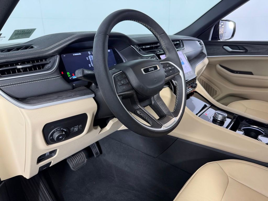 Certified 2023 Jeep Grand Cherokee Limited w/ Black Appearance Package image 21