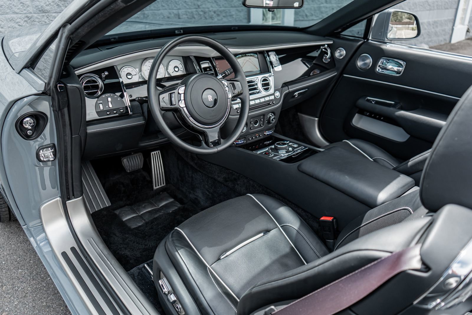 Used 2020 Rolls-Royce Dawn RWD image 28