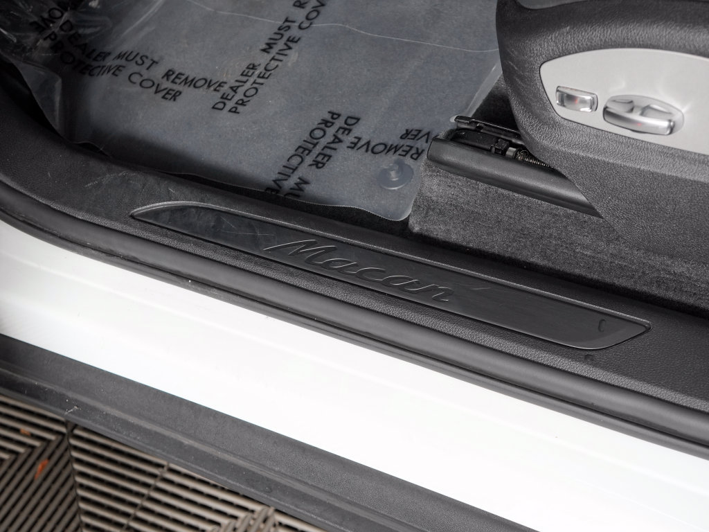 Certified 2023 Porsche Macan Turbo AWD/4WD image 18
