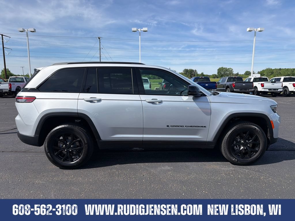 Used 2025 Jeep Grand Cherokee Altitude AWD/4WD image 6