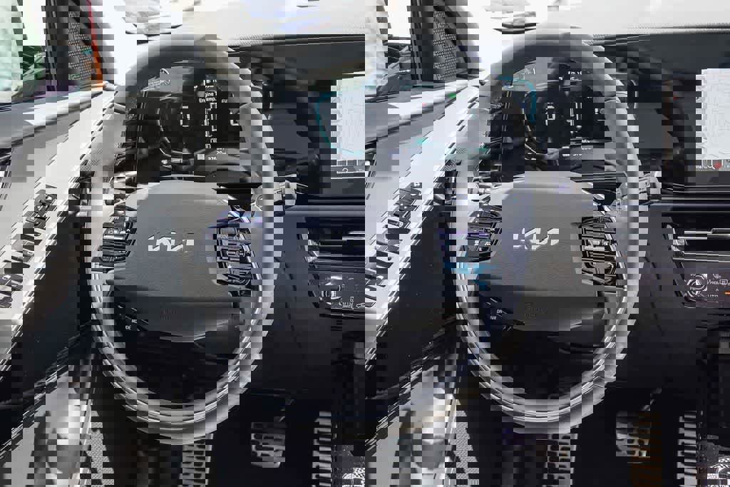 Certified 2023 Kia Niro EX Touring image 14