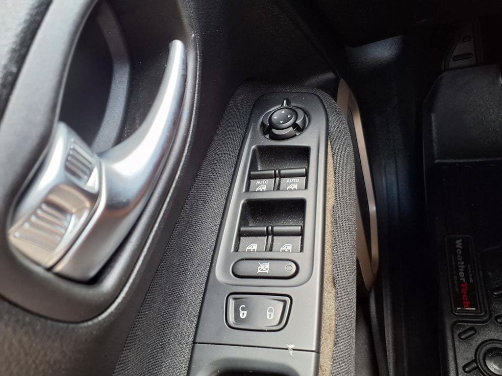 Used 2015 Jeep Renegade Latitude FWD image 23