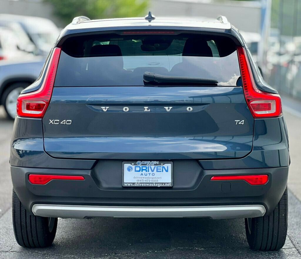 Used 2021 Volvo XC40 T4 Momentum FWD image 4