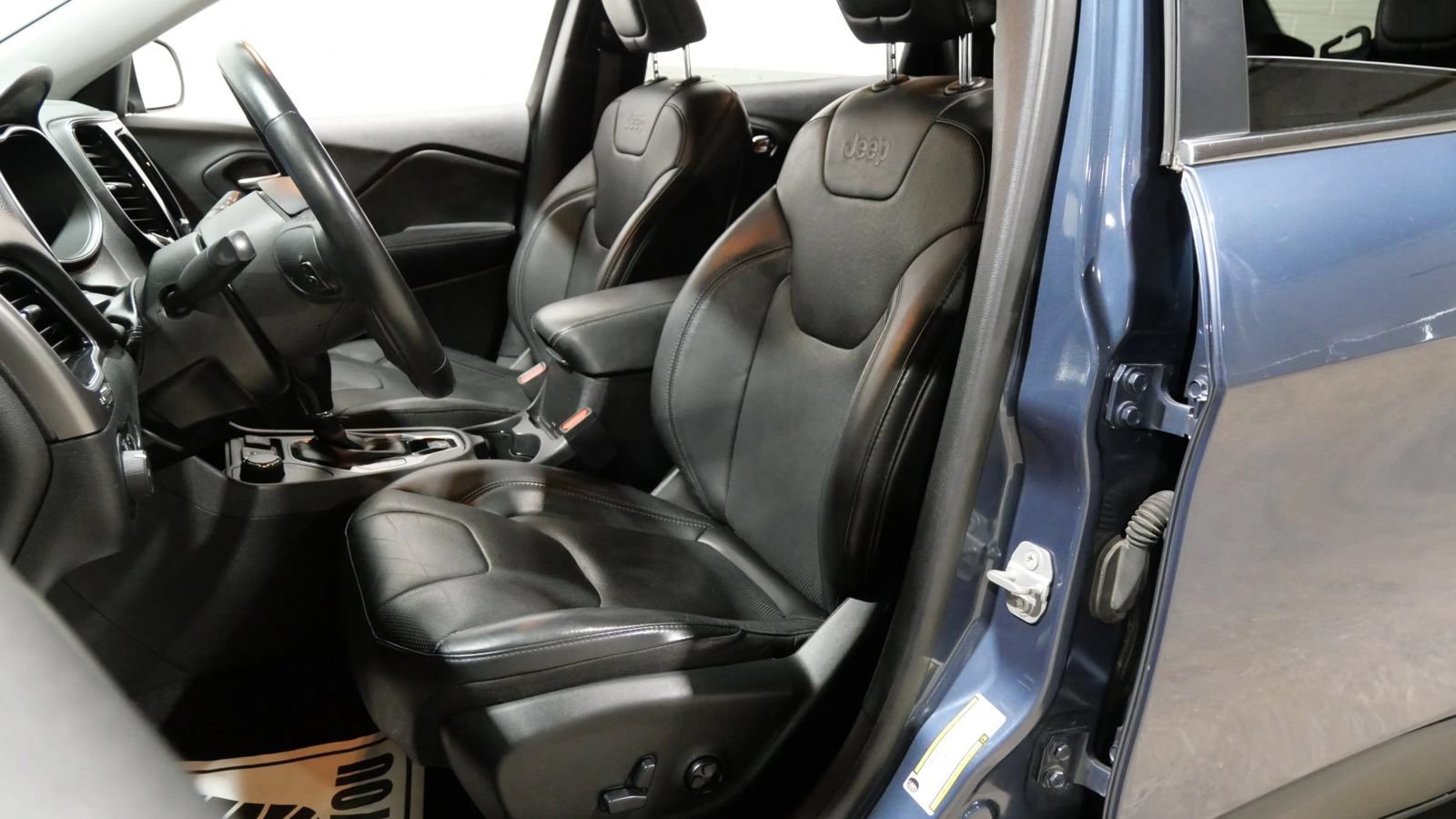 Used 2019 Jeep Cherokee Limited AWD/4WD image 13