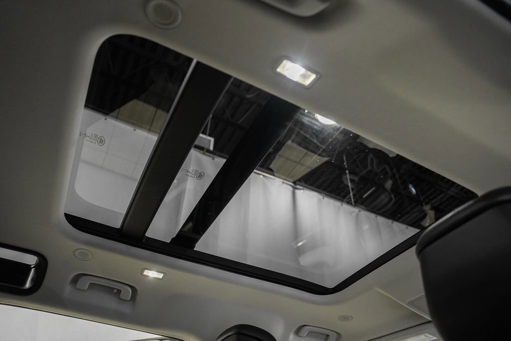 Used 2020 Land Rover Defender 110 HSE image 32