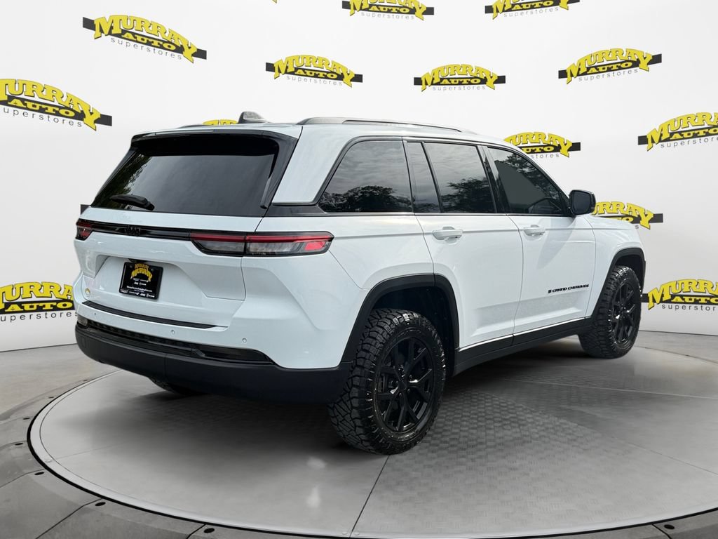 Used 2025 Jeep Grand Cherokee Altitude RWD image 5