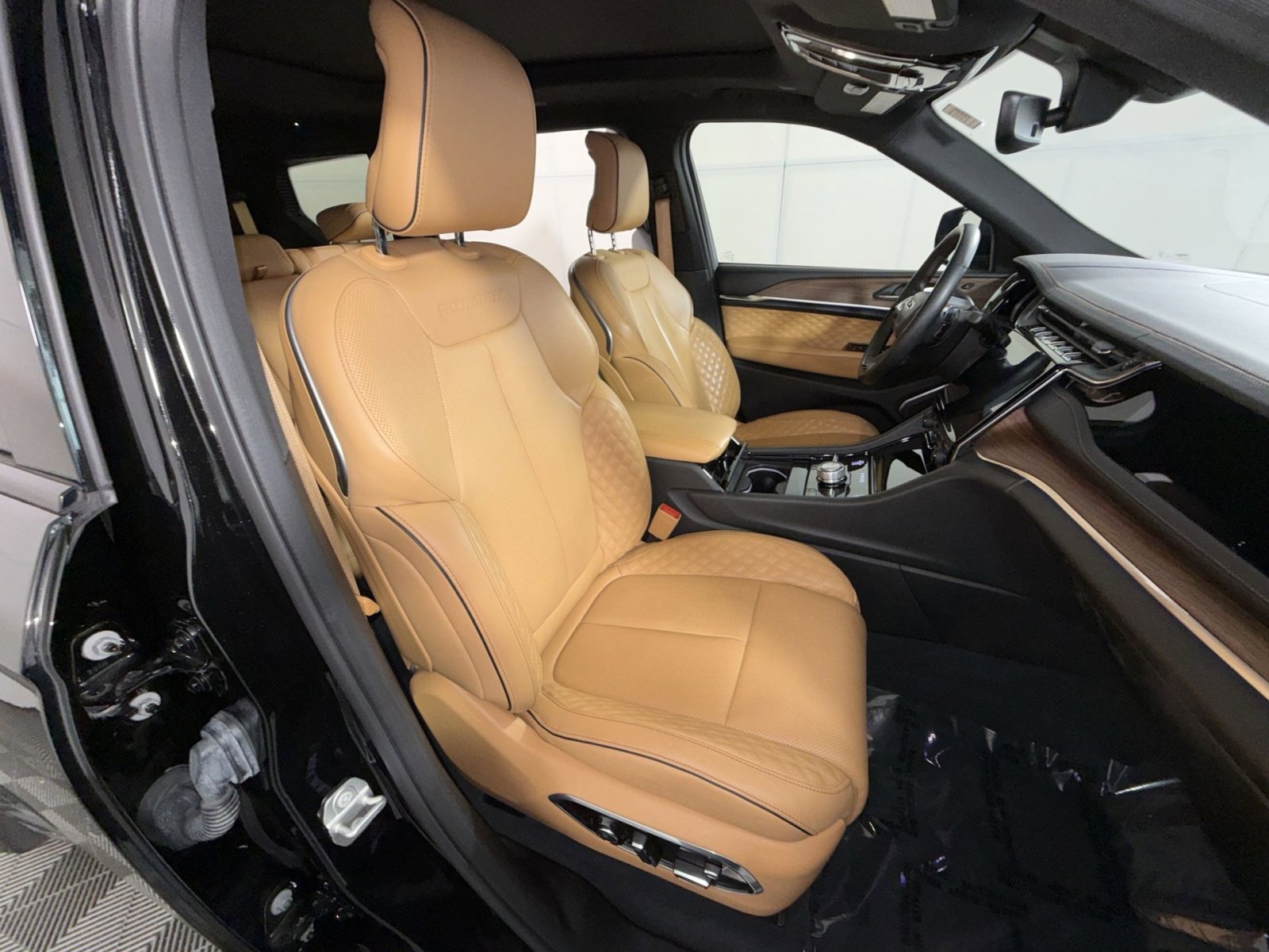 Used 2023 Jeep Grand Cherokee L Summit w/ High Altitude Package image 28