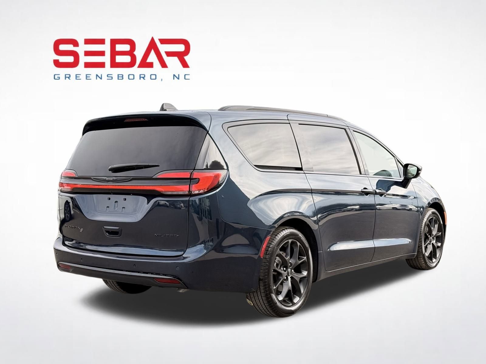 Used 2025 Chrysler Pacifica Limited FWD image 7