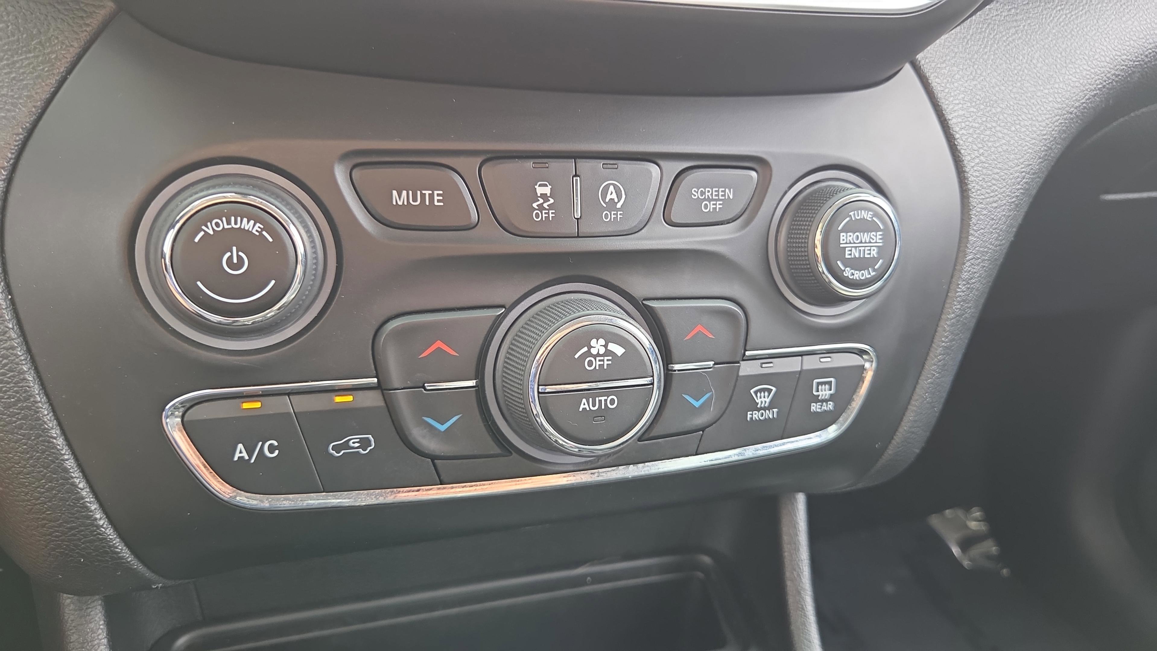 Used 2020 Jeep Cherokee Limited FWD image 29