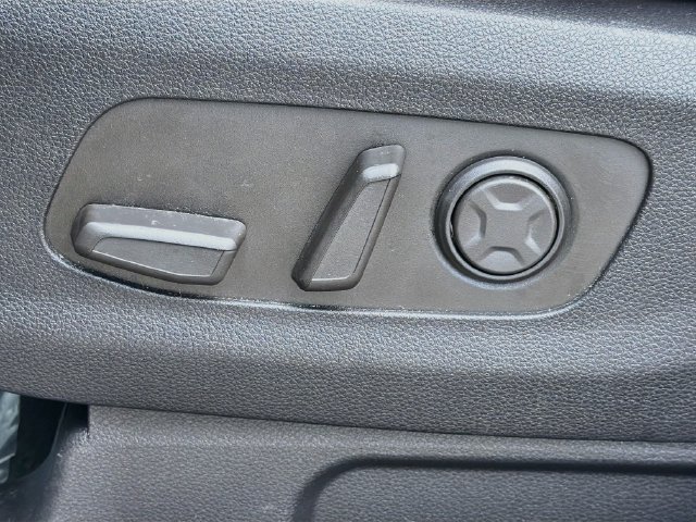 Used 2025 Kia Carnival EX FWD image 25