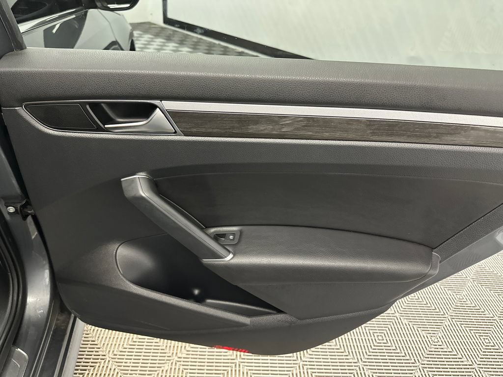 Used 2018 Volkswagen Passat 2.0T SE FWD image 17