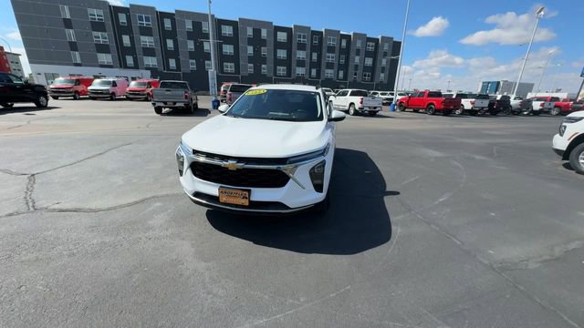 Used 2024 Chevrolet Trax LT w/ LT Convenience Package FWD image 3