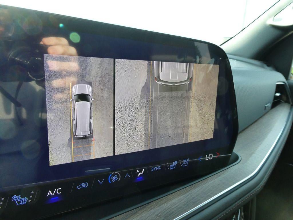 New 2026 Chevrolet Suburban High Country AWD/4WD image 32