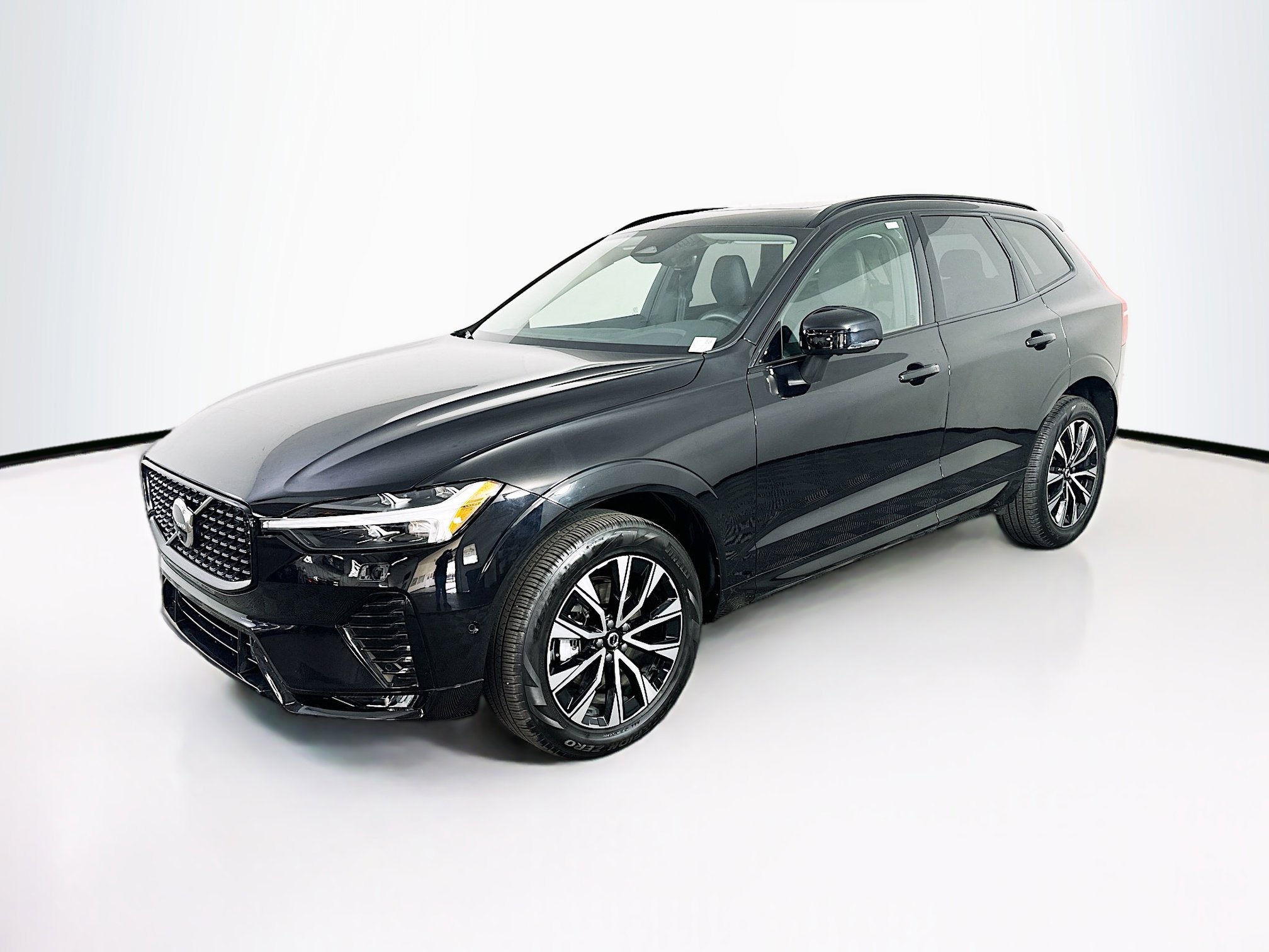 Used 2025 Volvo XC60 B5 Plus w/ Climate Package image 3