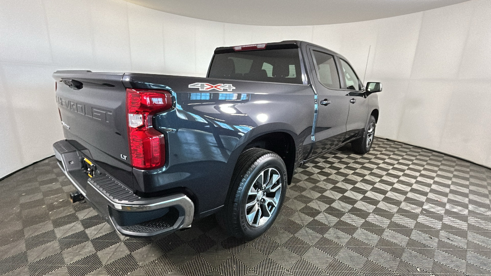 Used 2024 Chevrolet Silverado 1500 LT AWD/4WD image 3
