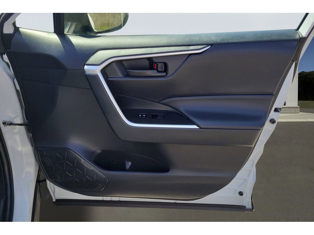 Used 2021 Toyota RAV4 LE FWD image 27