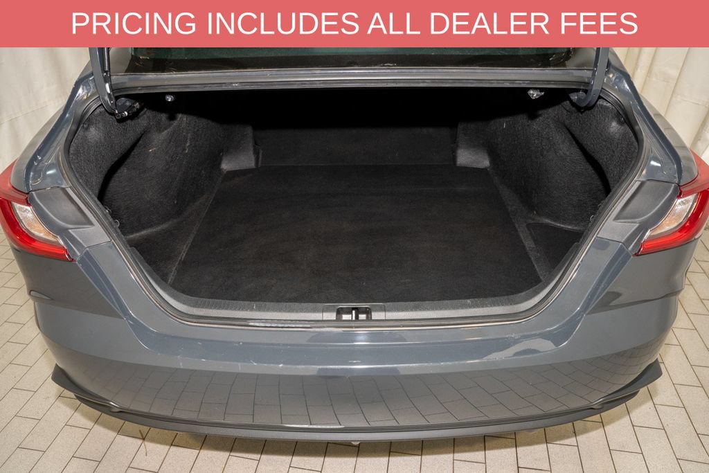 Used 2025 Toyota Camry SE FWD image 5