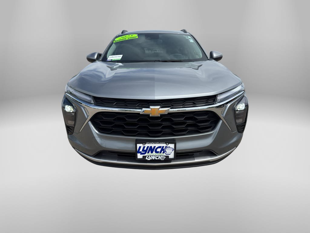 Used 2025 Chevrolet Trax LT FWD image 7