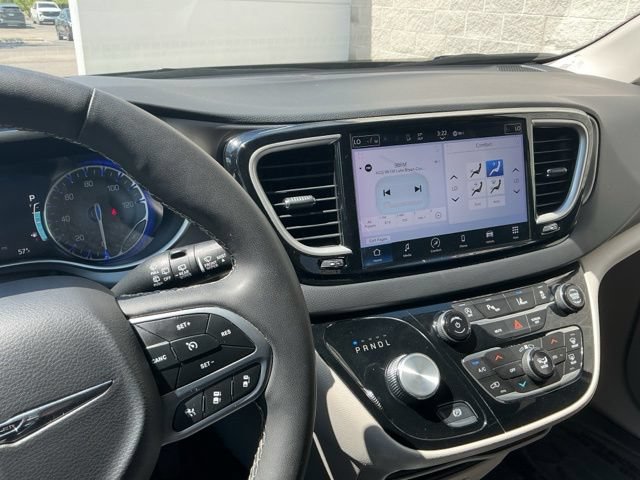 Used 2023 Chrysler Pacifica Touring-L FWD image 21