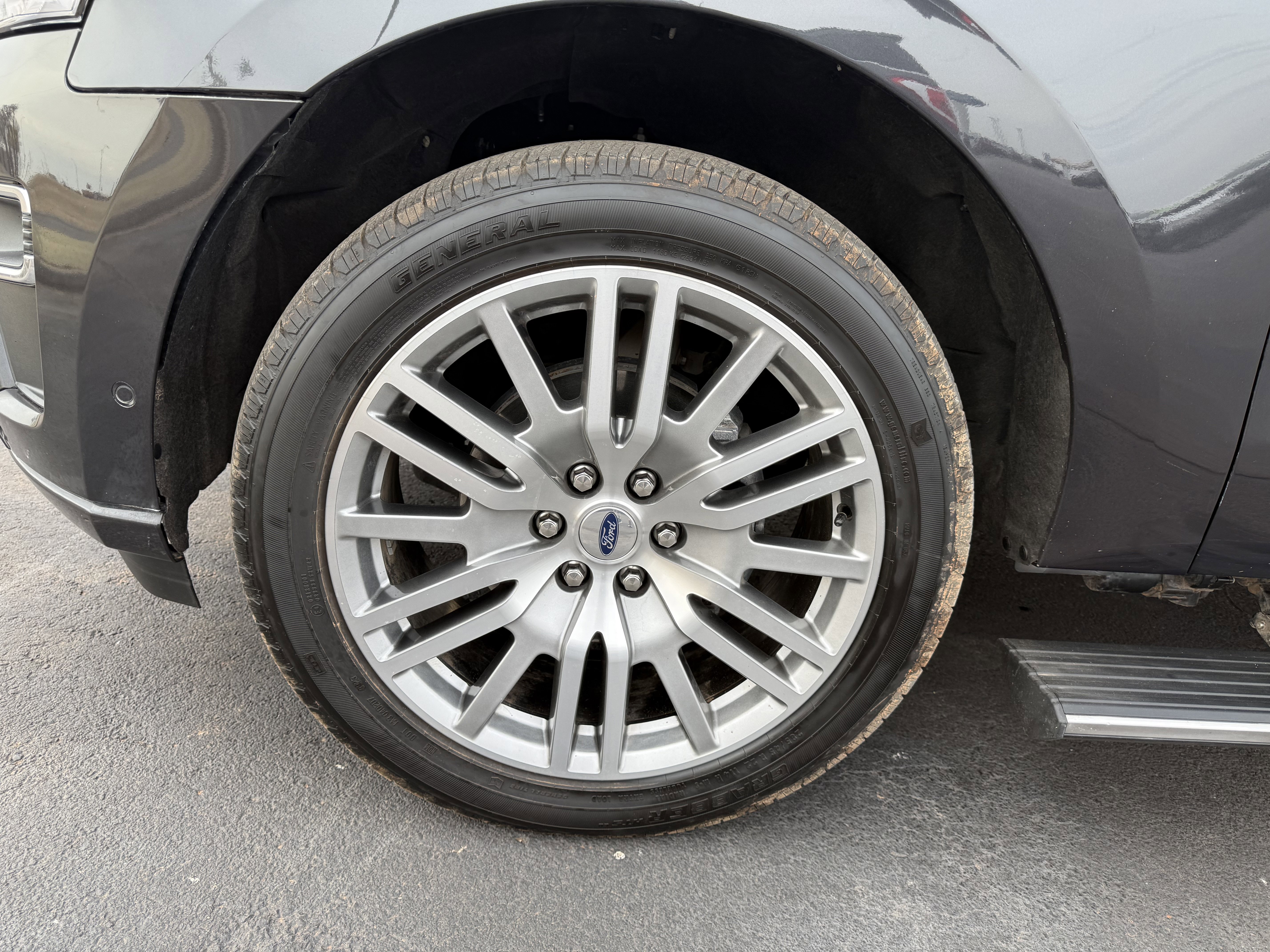 Used 2024 Ford Expedition Platinum image 5