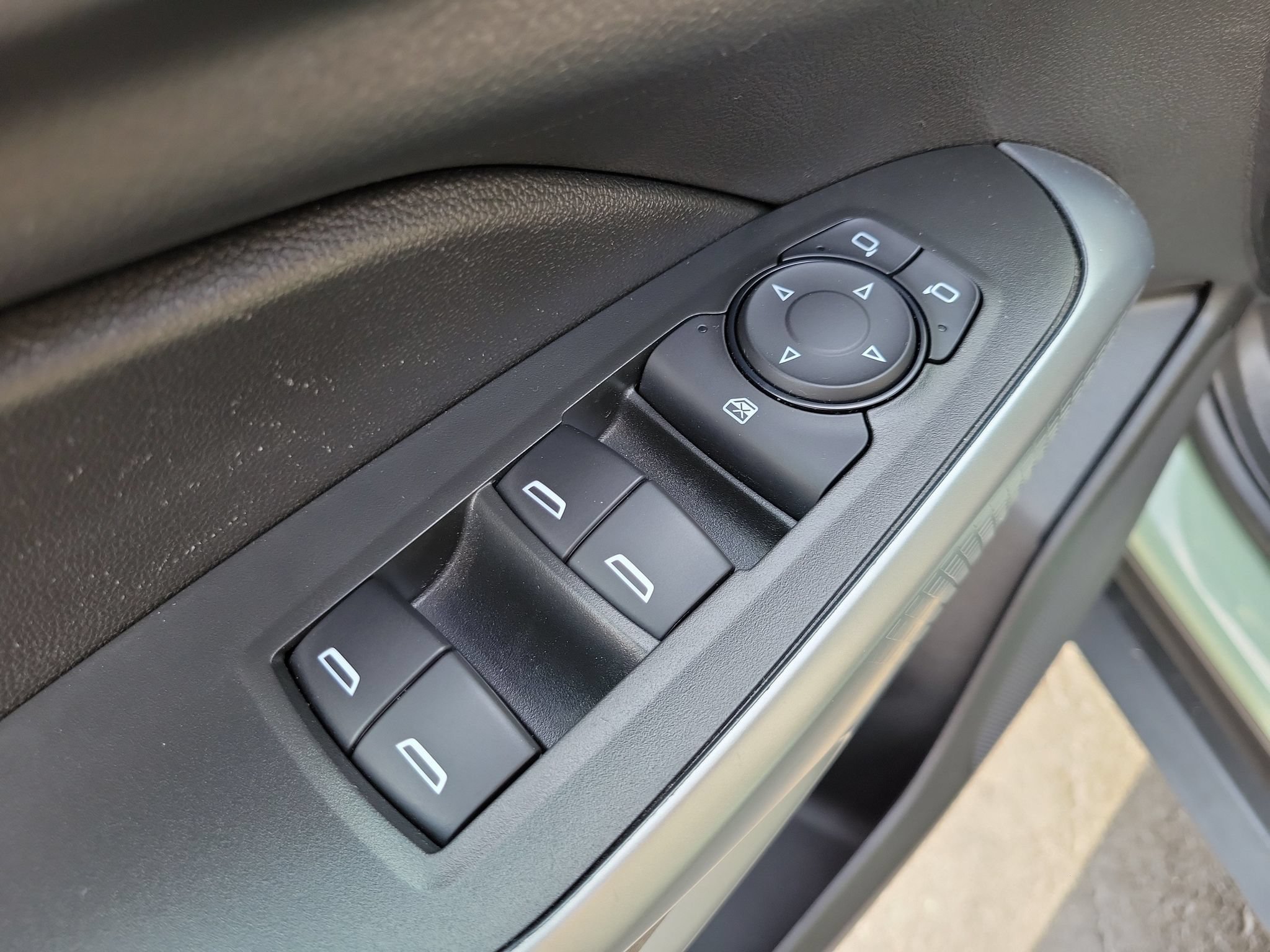 Used 2024 Chevrolet Trax RS w/ Sunroof Package FWD image 9