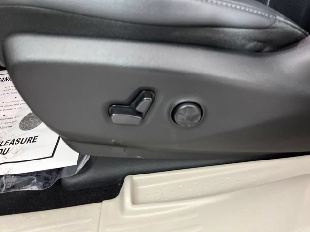 Used 2024 Chrysler Pacifica Touring-L FWD image 35