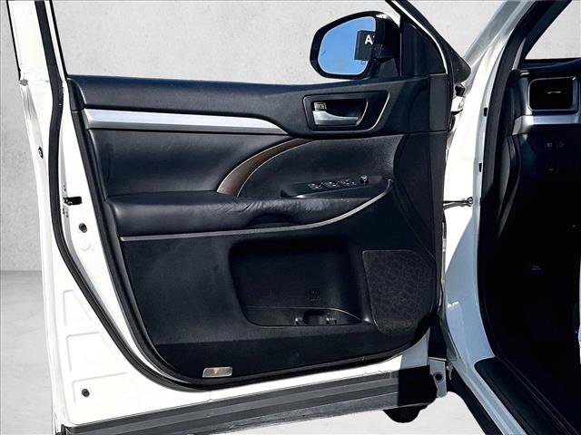 Used 2018 Toyota Highlander XLE image 18