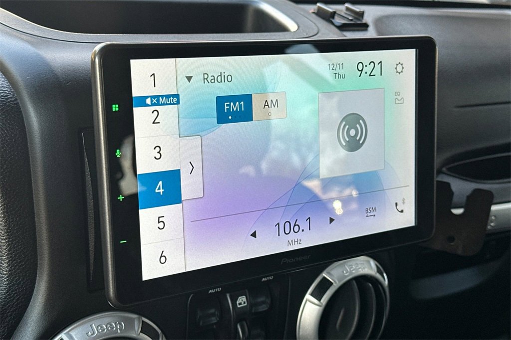 Used 2015 Jeep Wrangler Unlimited Rubicon w/ Connectivity Group image 20