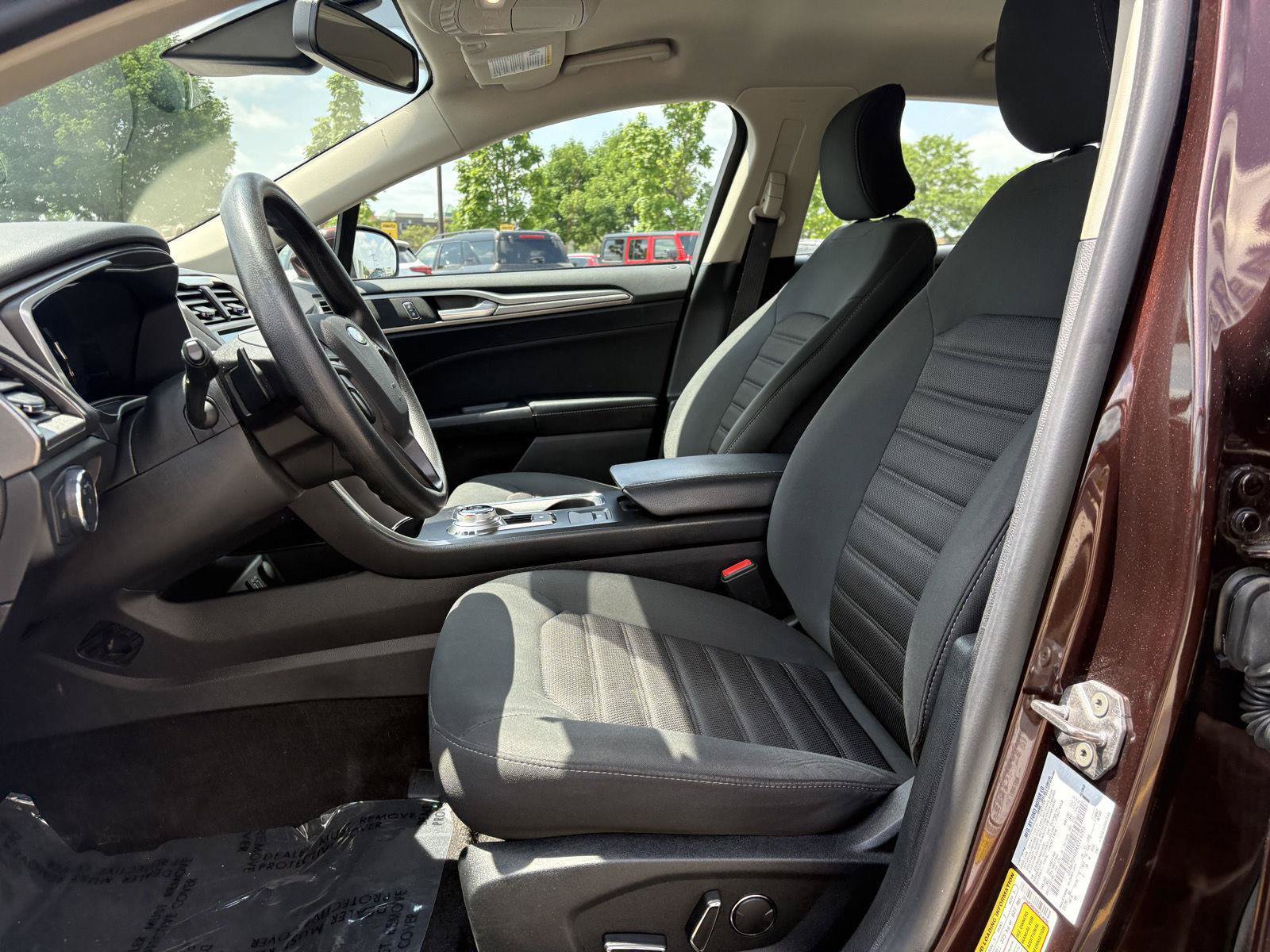 Used 2019 Ford Fusion SE FWD image 16
