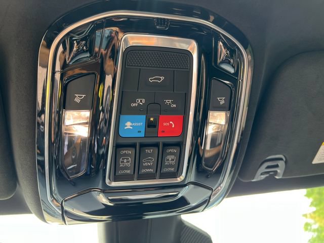 Used 2023 Jeep Grand Wagoneer Series III AWD/4WD image 24