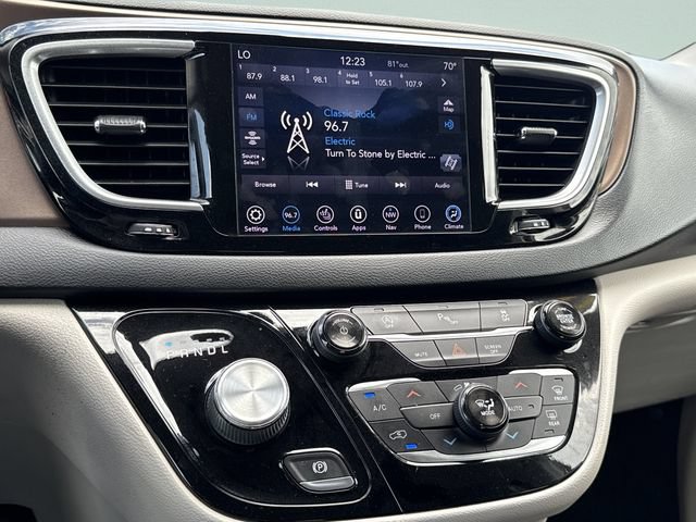 Used 2019 Chrysler Pacifica Touring-L Plus FWD image 30