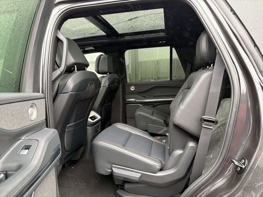 New 2025 Lincoln Navigator Reserve w/ Jet Appearance Package image 6