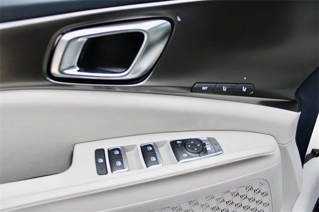 New 2025 Kia Carnival SX w/ SX Dark Edition Package FWD image 19