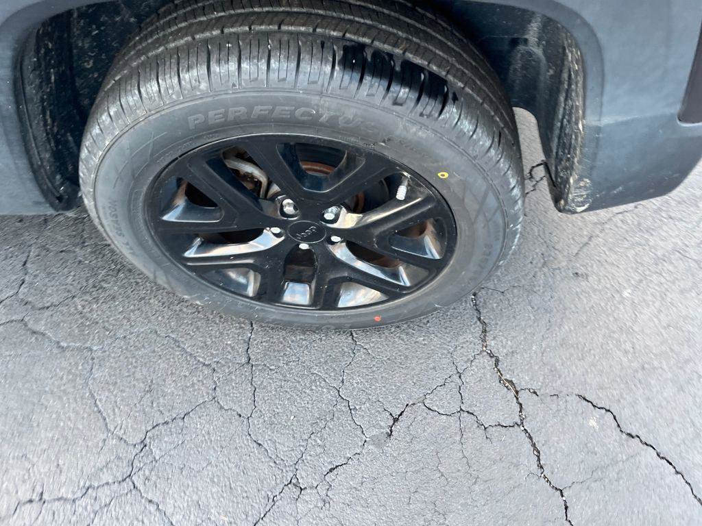 Used 2017 Jeep Renegade Altitude AWD/4WD image 32