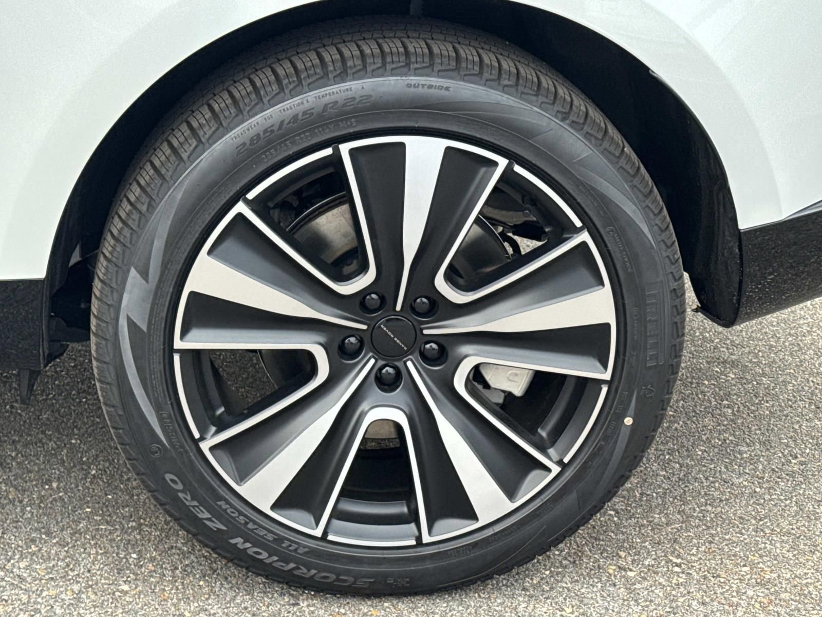 New 2026 Land Rover Range Rover SE image 3