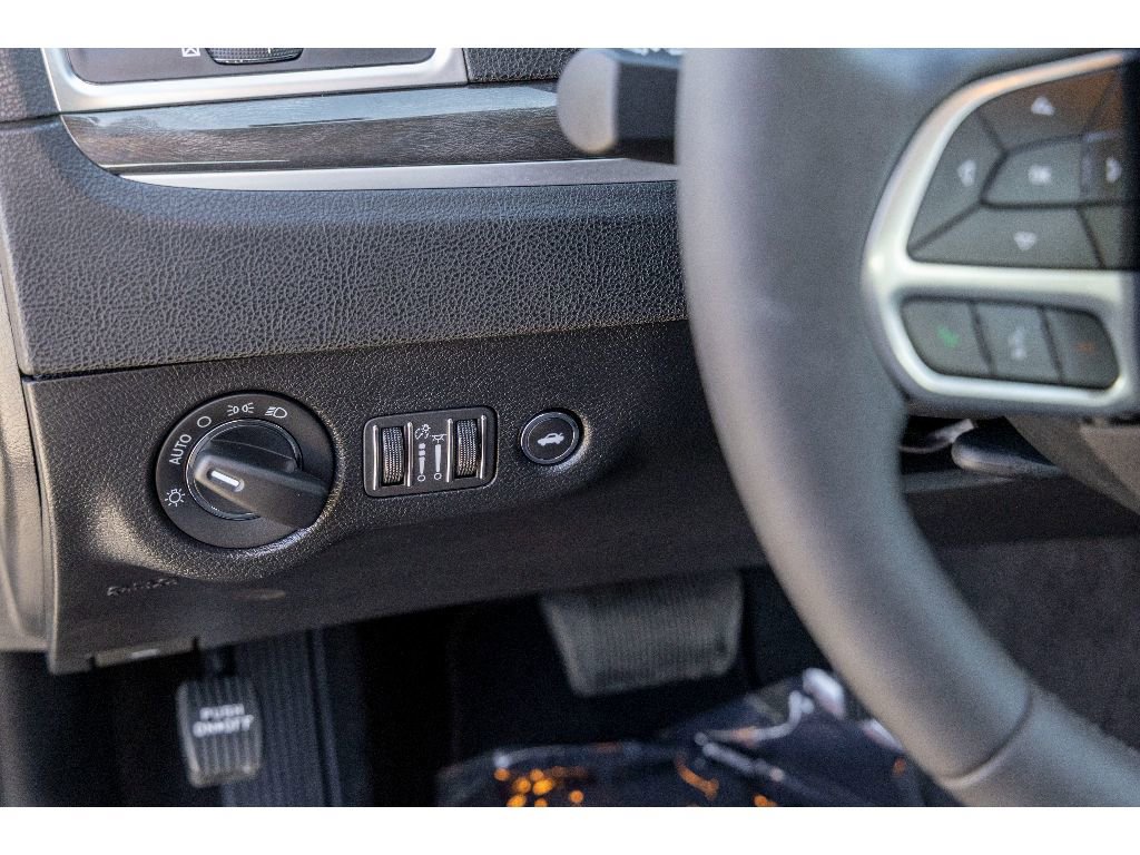 Used 2022 Chrysler 300 Touring w/ Sport Appearance Package image 21