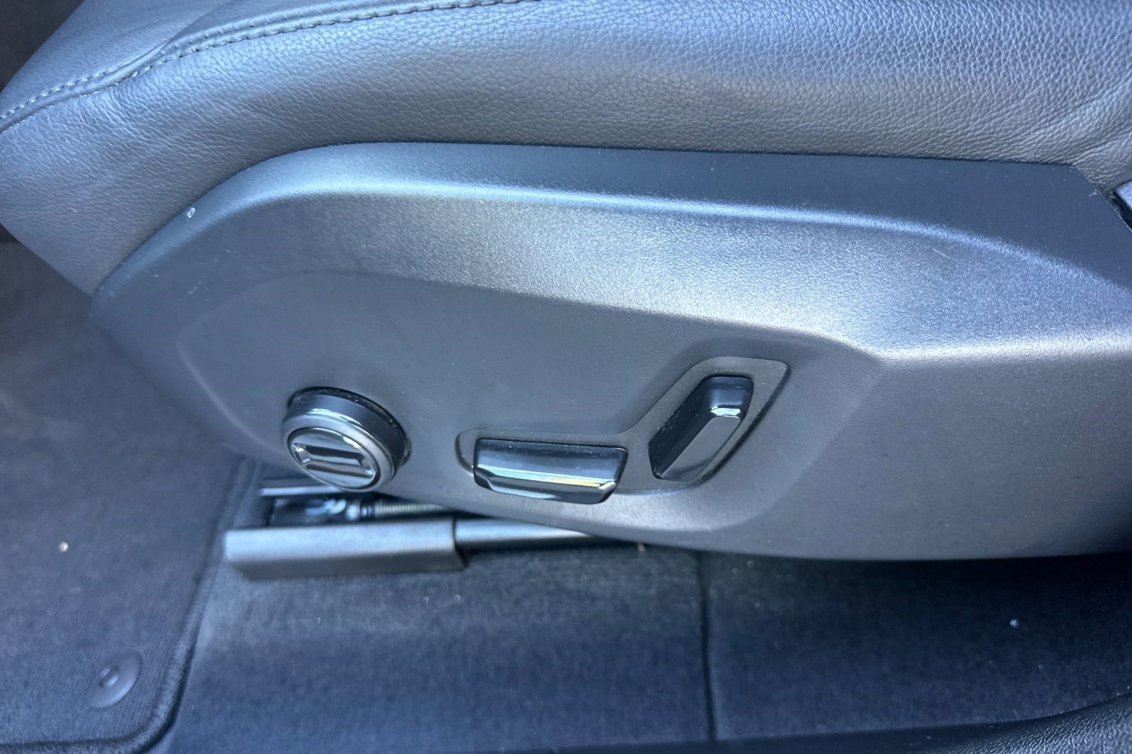 Used 2025 Volvo XC60 B5 Core image 14