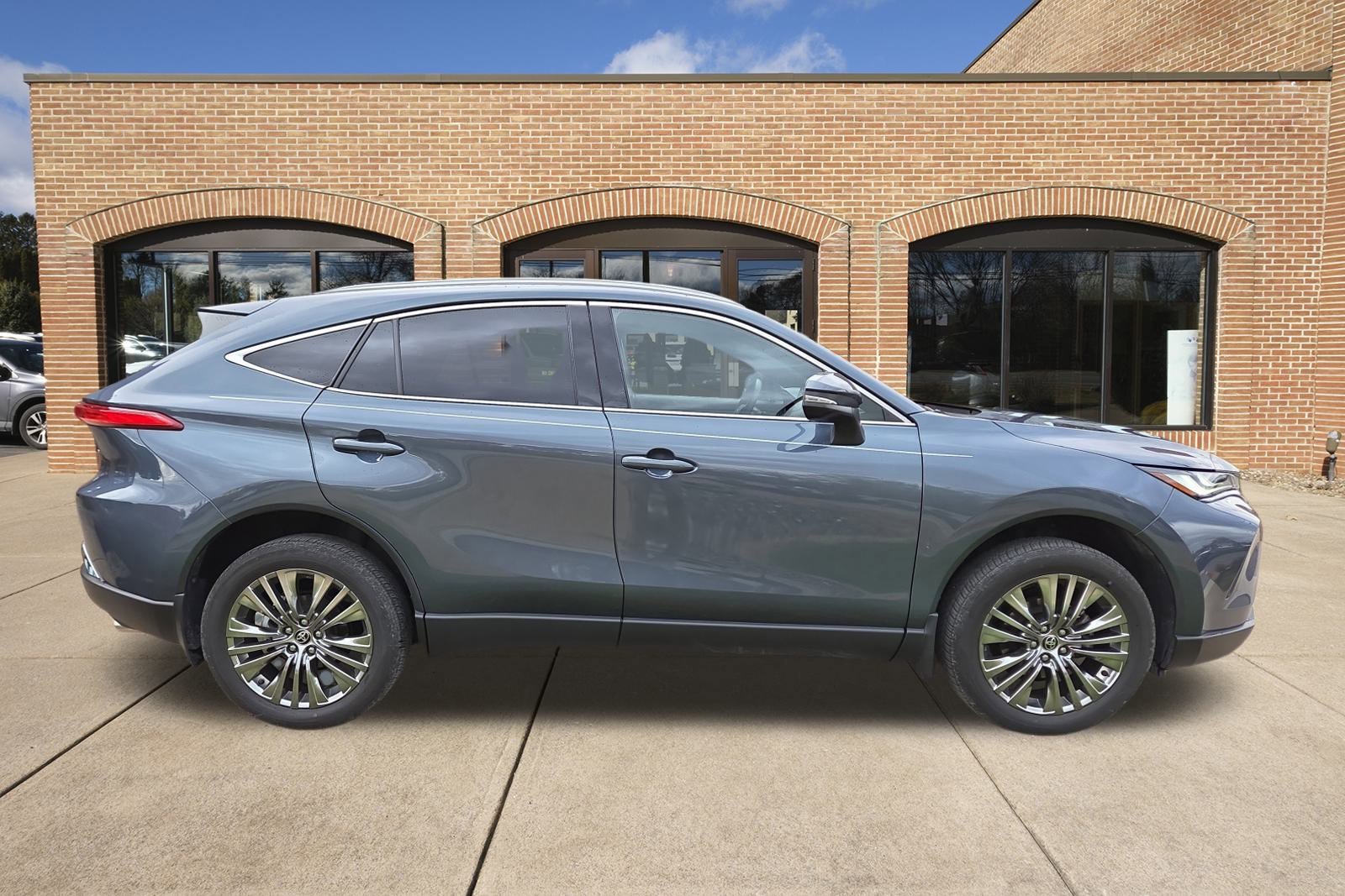 Used 2023 Toyota Venza XLE image 2